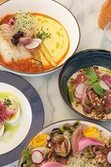 Présentation de plusieurs entrées cuisiné avec amour dans les cuisine du restaurant ADMA