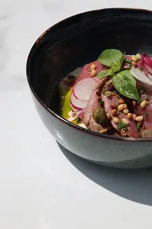 Présentation d'une entrée cuisiné dans le restaurant ADMA