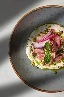 Présentation d'une entrée cuisiné dans le restaurant ADMA