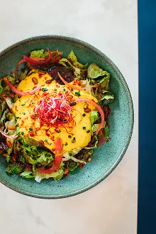 Présentation d'une entrée à base de salade cuisiné dans le restaurant ADMA