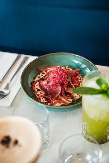 Présentation d'une entrée cuisiné dans le restaurant ADMA