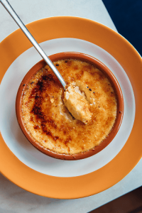Présentation d'une Crème brulée cuisiné dans le restaurant ADMA