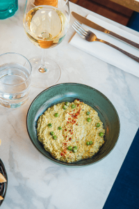Présentation d'une entrée à base de Guacamole de petits pois cuisiné dans le restaurant ADMA
