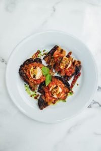 Présentation d'un plat à base de Pan Con Tomate dans le restaurant ADMA