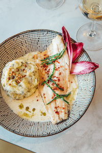 Présentation d'une Daurade beurre blanc et purée aux algues cuisiné dans le restaurant ADMA