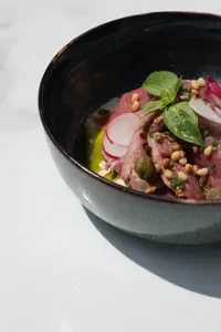 Présentation d'une entrée cuisiné dans le restaurant ADMA