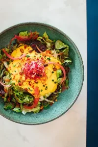 Présentation d'une entrée à base de salade cuisiné dans le restaurant ADMA